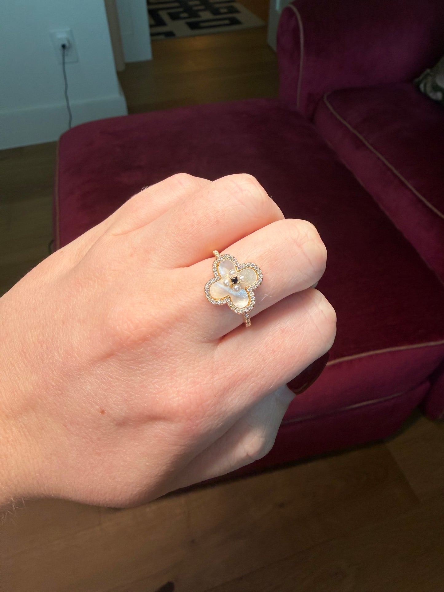 Gold flower ring with Pearls