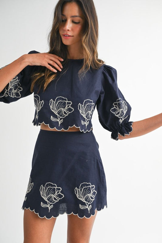 Embroidered Scallop Edge Set