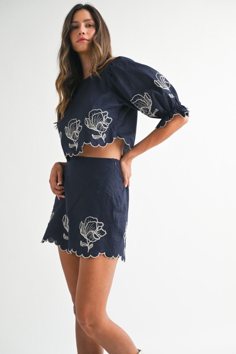 Embroidered Scallop Edge Set