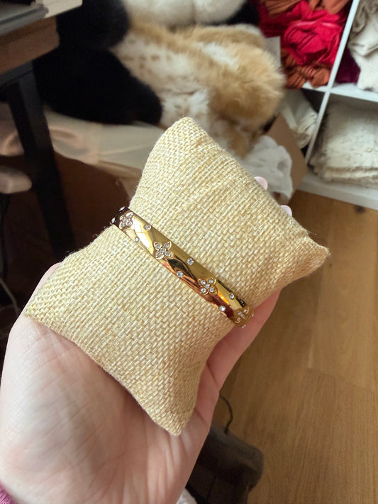 Gold Bulk Diamond Flower Bangle